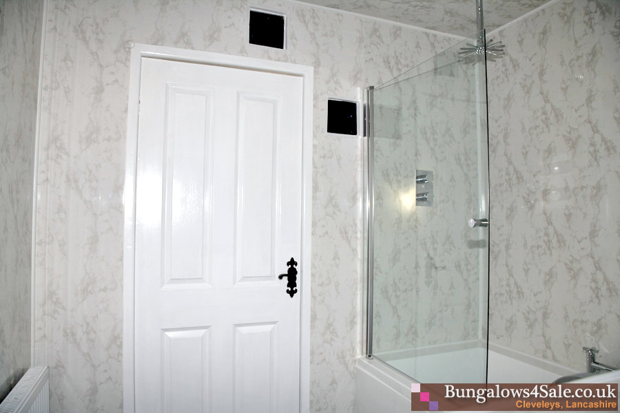 bungalows-for-sale-cleveleys-bathroom2