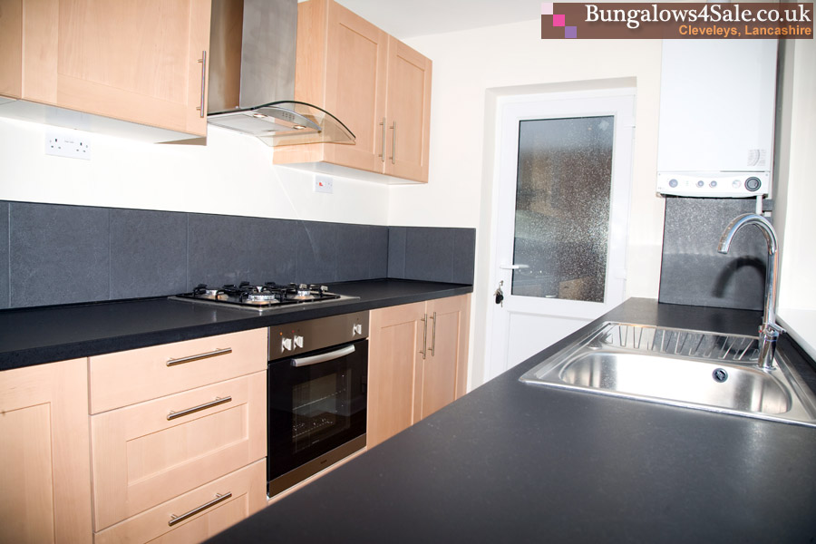 bungalows-for-sale-cleveleys-kitchen2