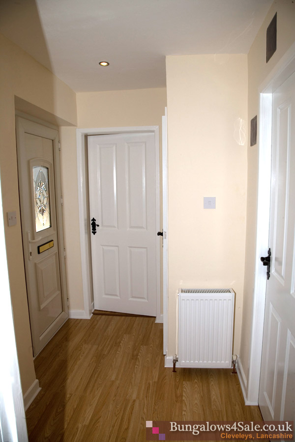 bungalows-for-sale-cleveleys-vestibule2